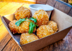 8 bites with a soft cheese centre filled with spicy jalapeno chilli and sweetcorn in a crispy crumb coating. 